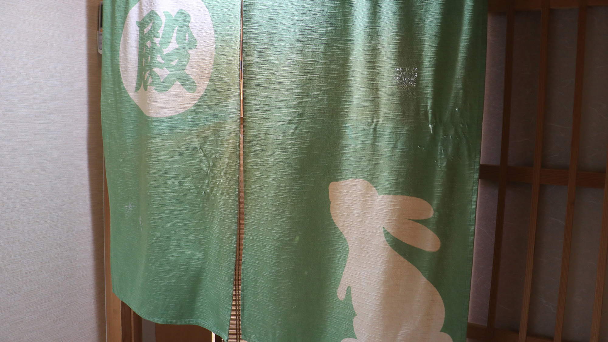 #館内　殿方はこちらの暖簾が目印です。