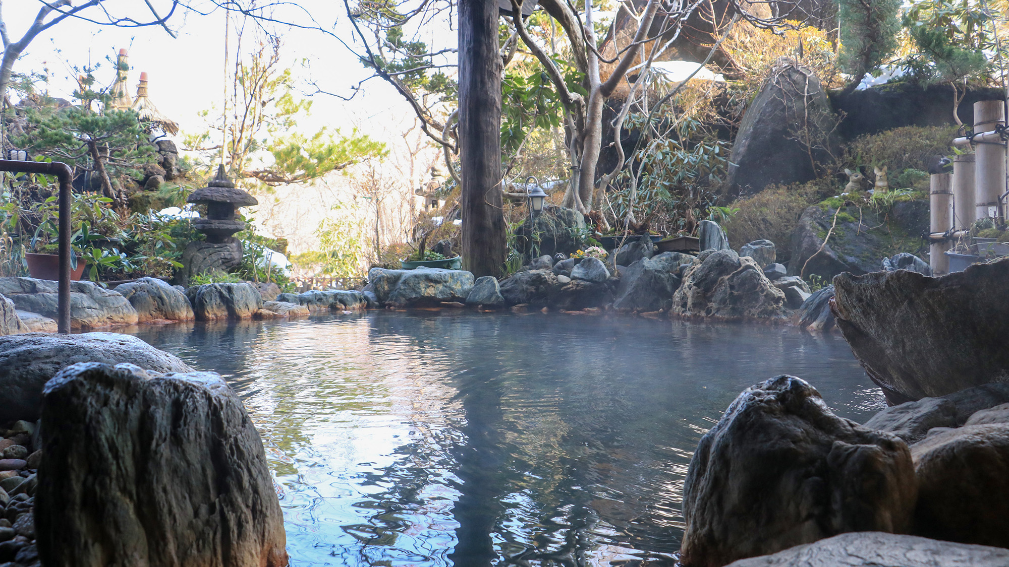 #福寿の湯ー露天　源泉100％かけ流し。やわらかな湯に包まれ、冬は雪景色とともに。