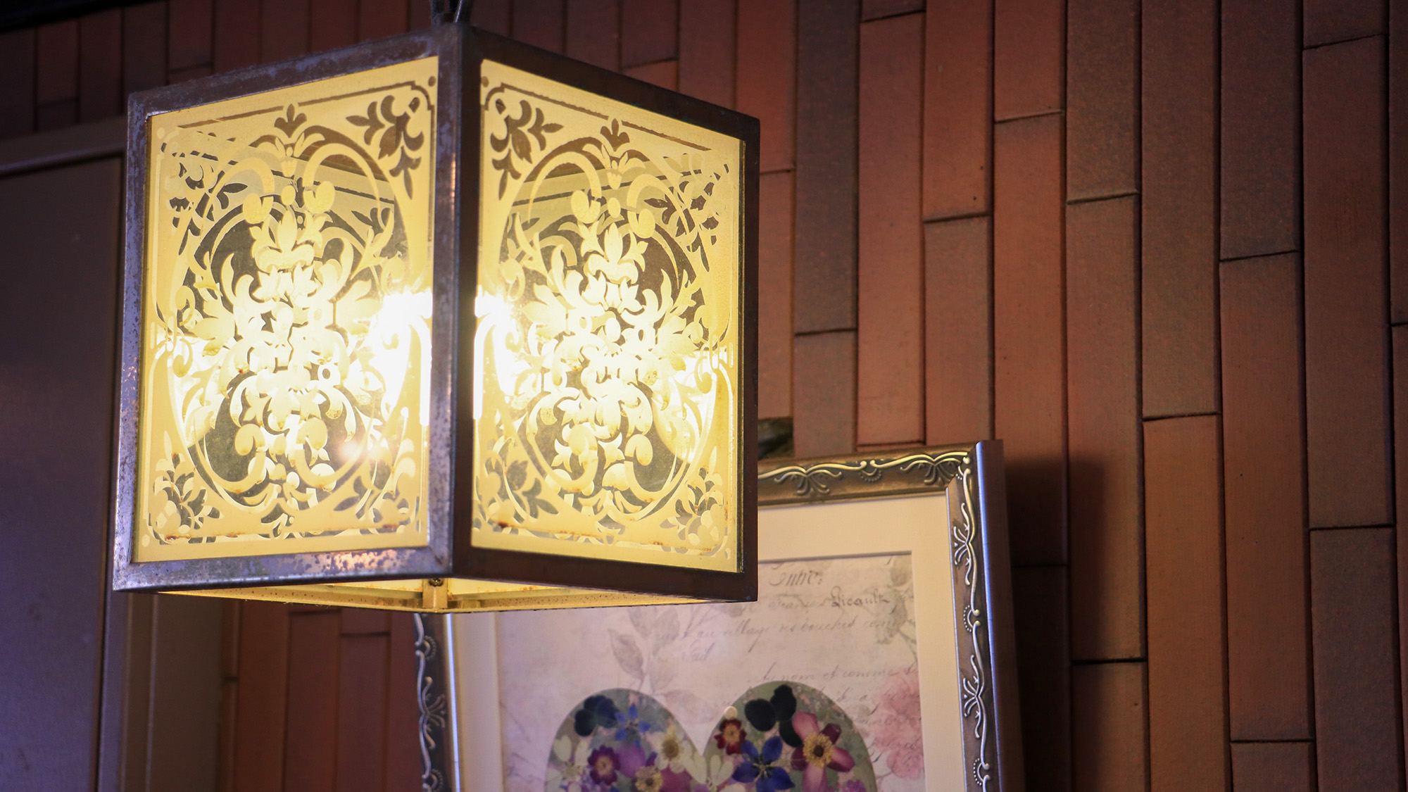 #館内　やわらかな灯りが館内を優しく照らします。