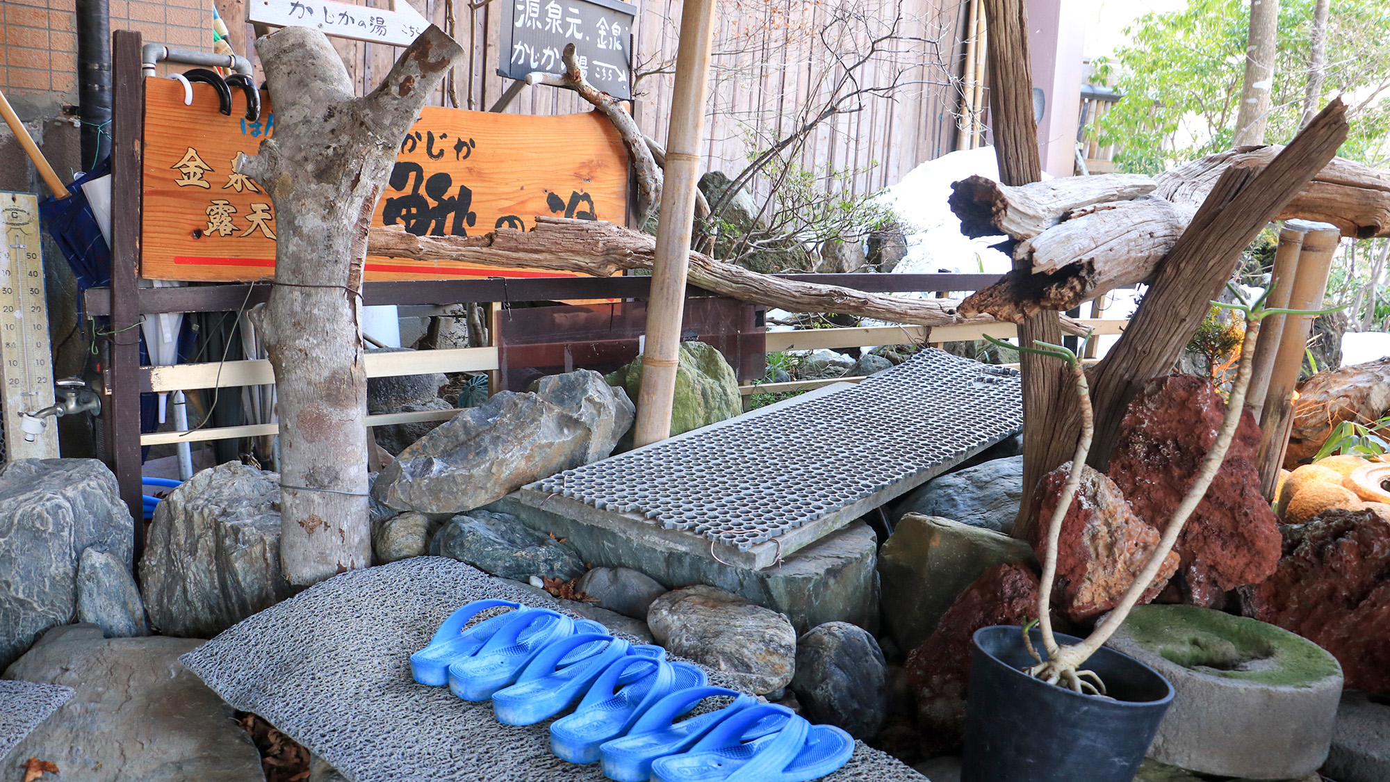 #美麗の湯ー露天　かじかの湯への入口にはスリッパをご用意しております。