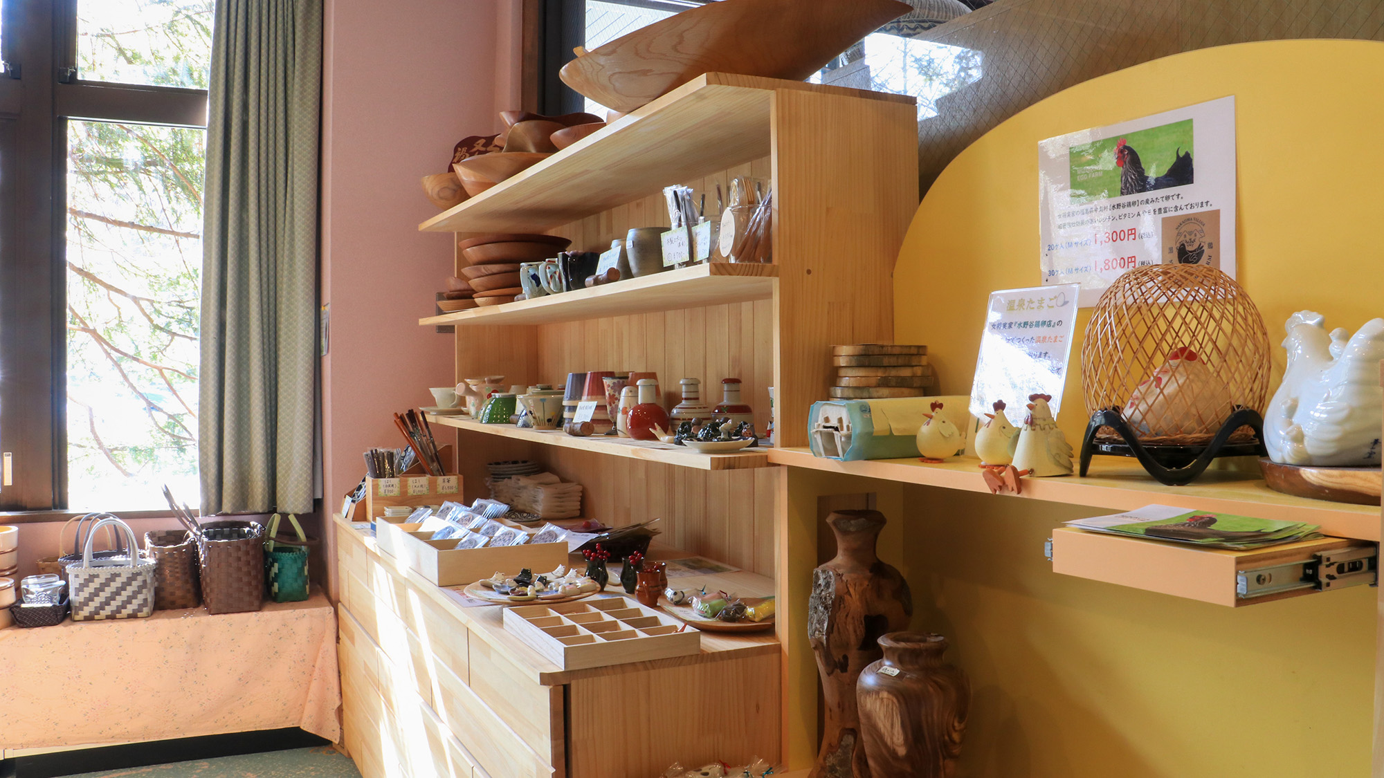 #売店　地元の工芸品販売も行っております。