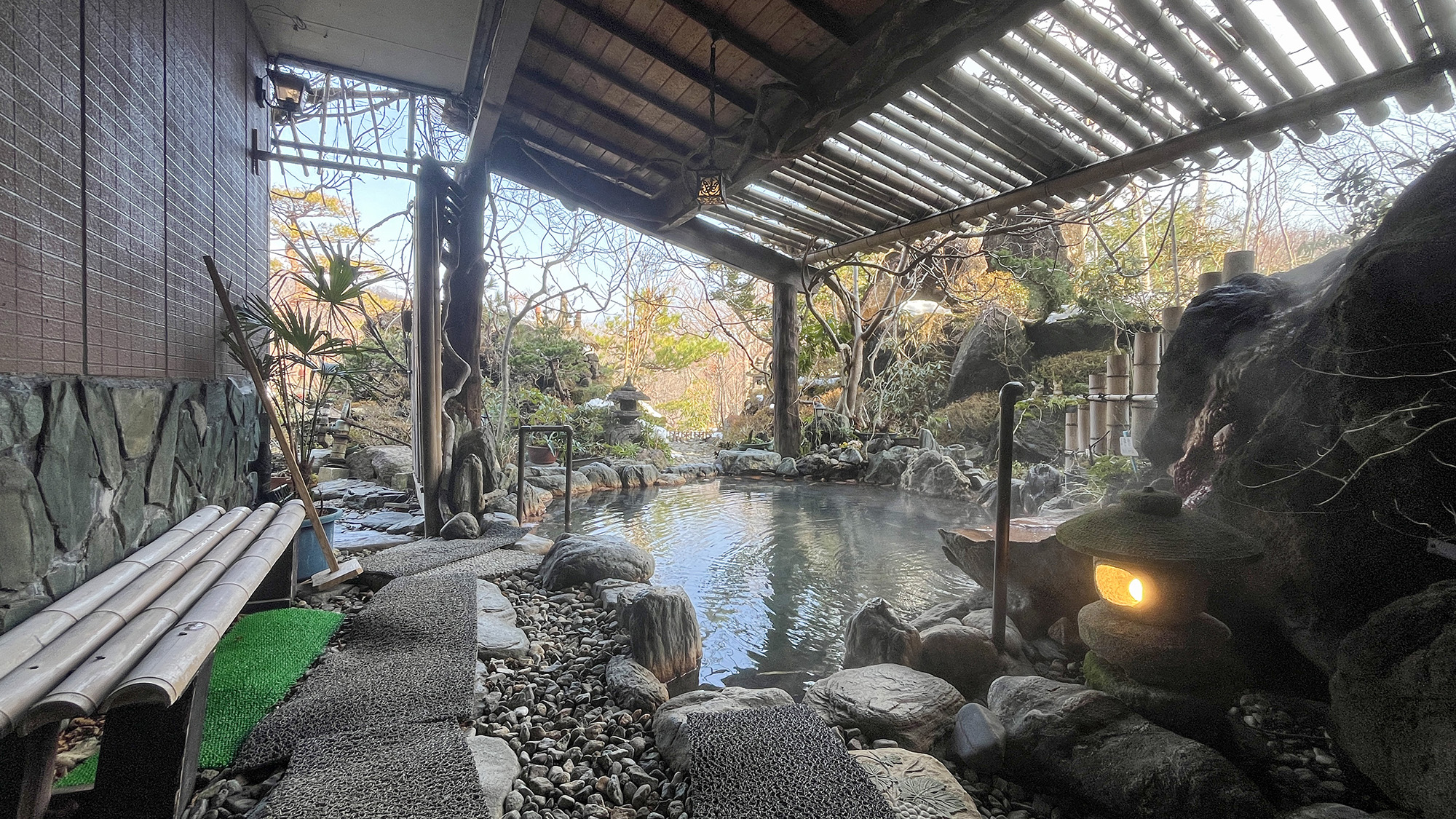 #福寿の湯ー露天　季節の香りを感じながら、自然と一体になる露天風呂。