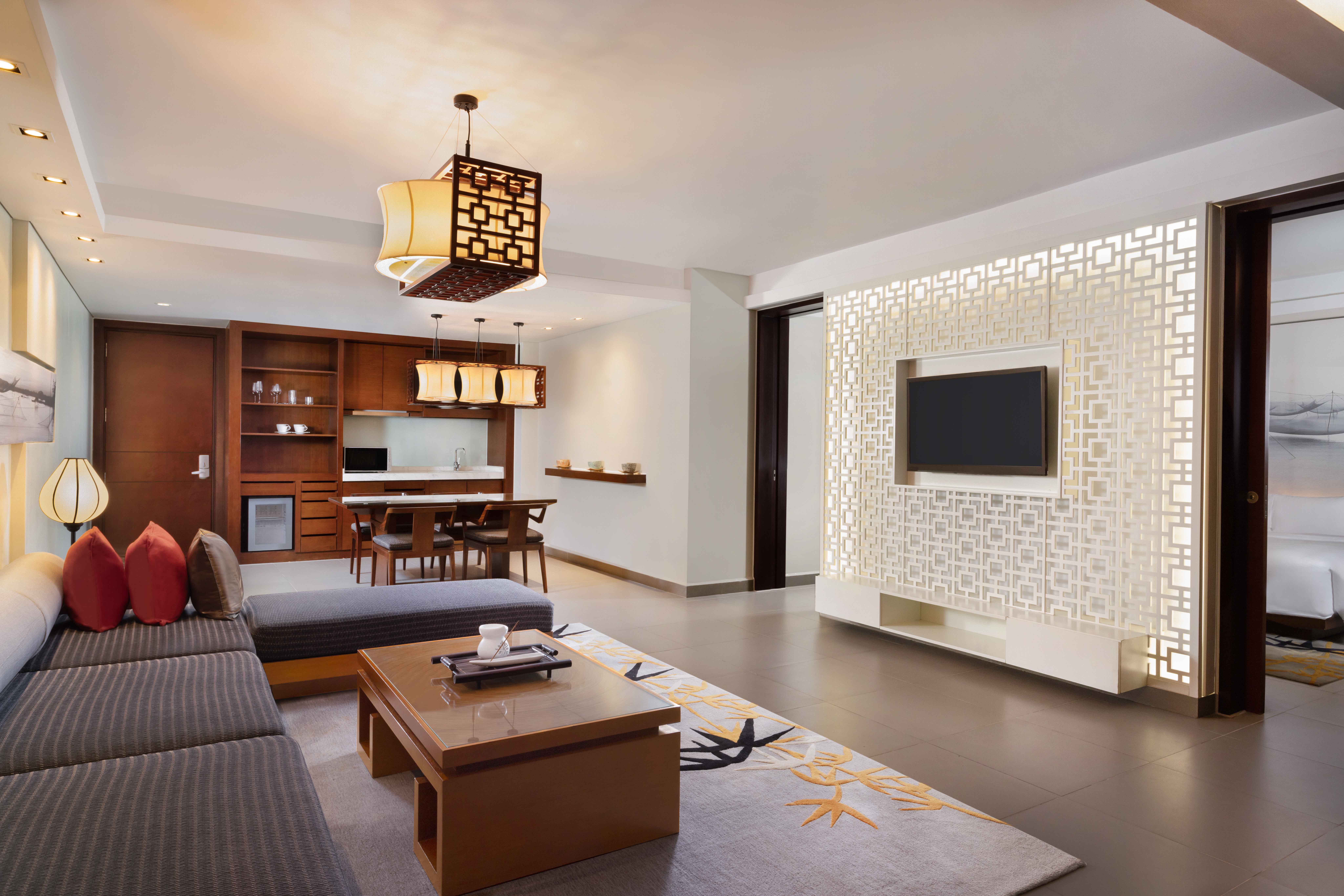 Courtyard One-bedroom Pool Suite - Living Room 