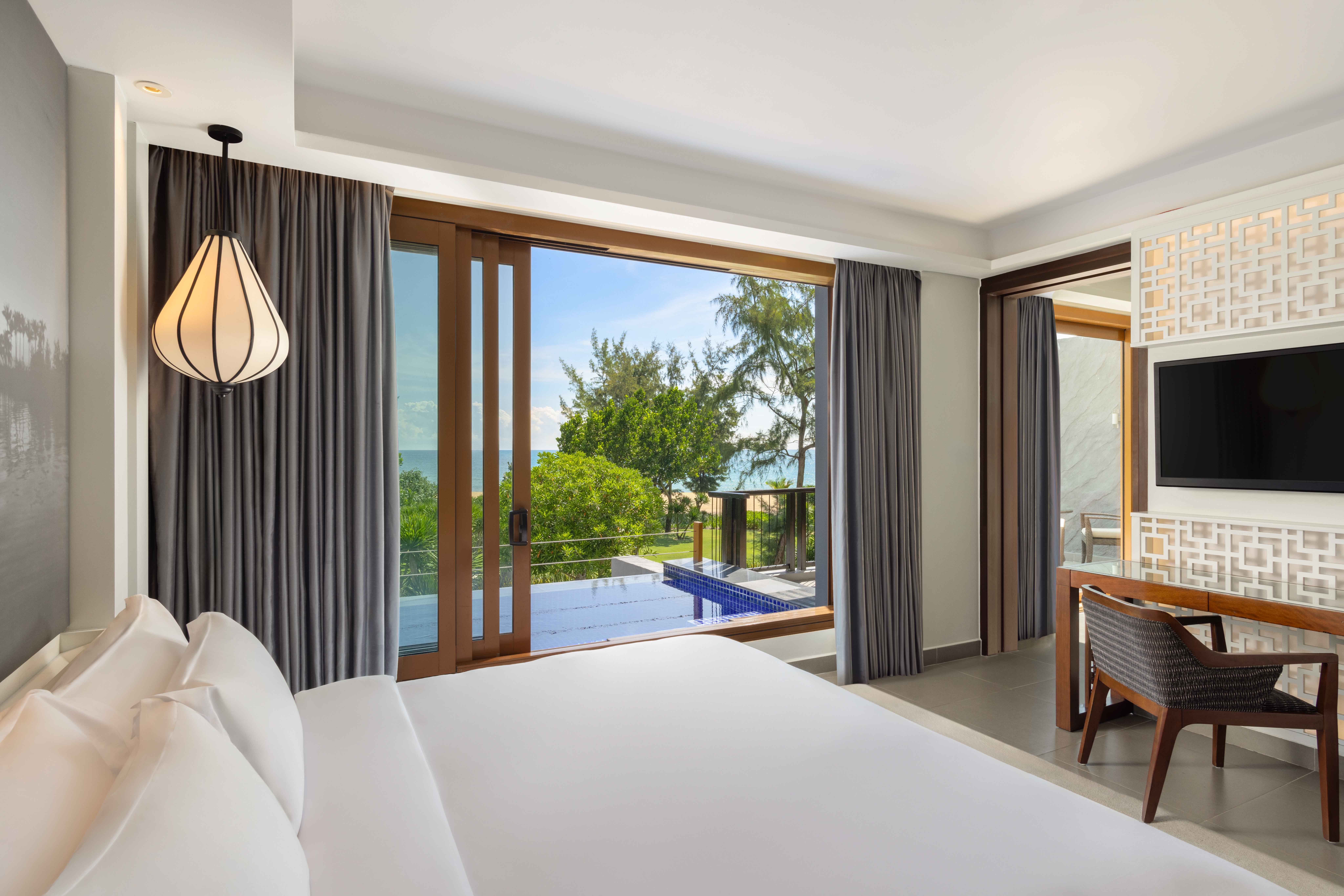 Seaview Junior Pool Suite - King Bedroom