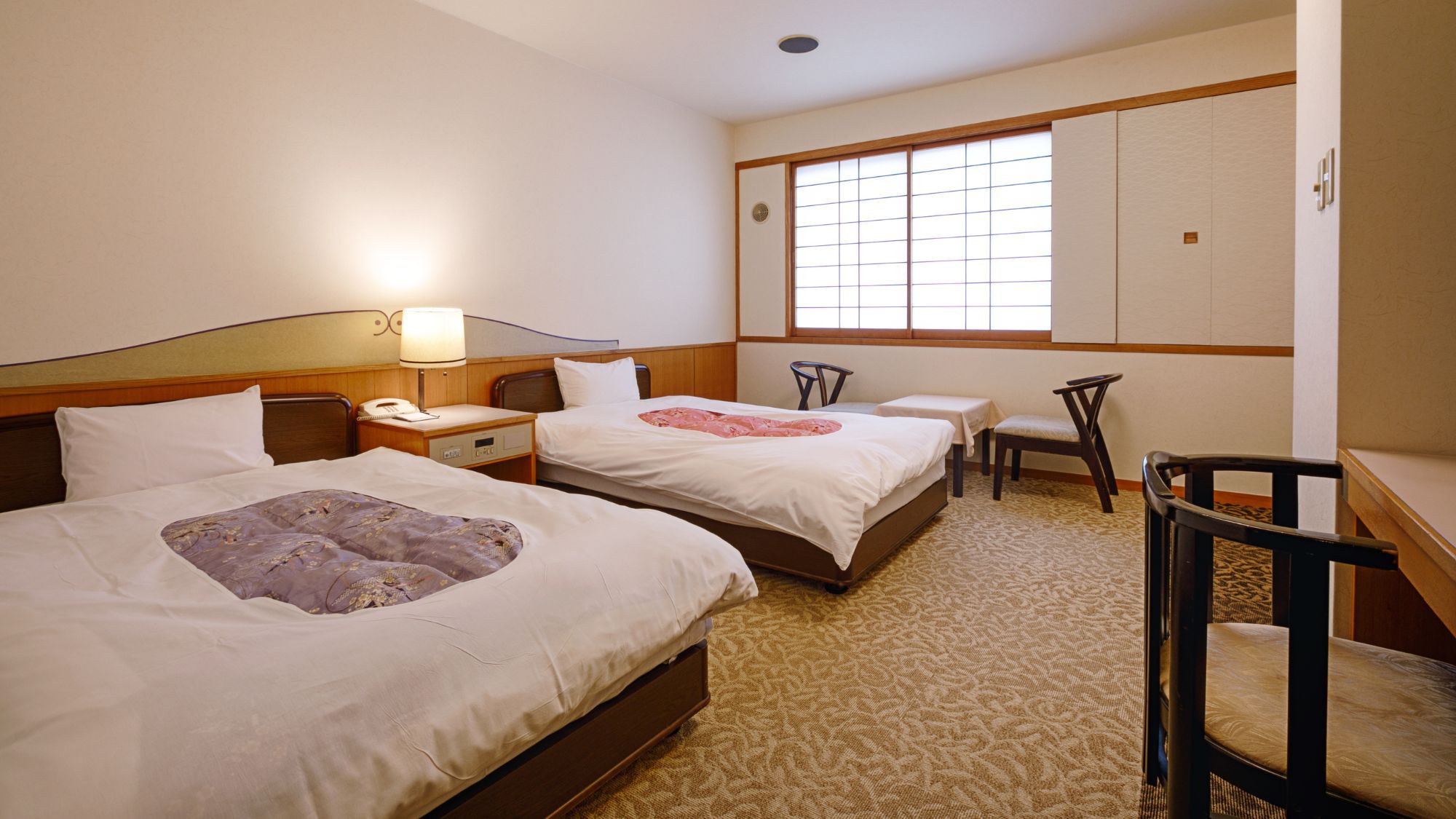 ◆洋室スタンダードツイン|景観は市街地側となり、山々の稜線とまちなみをご覧いただけます