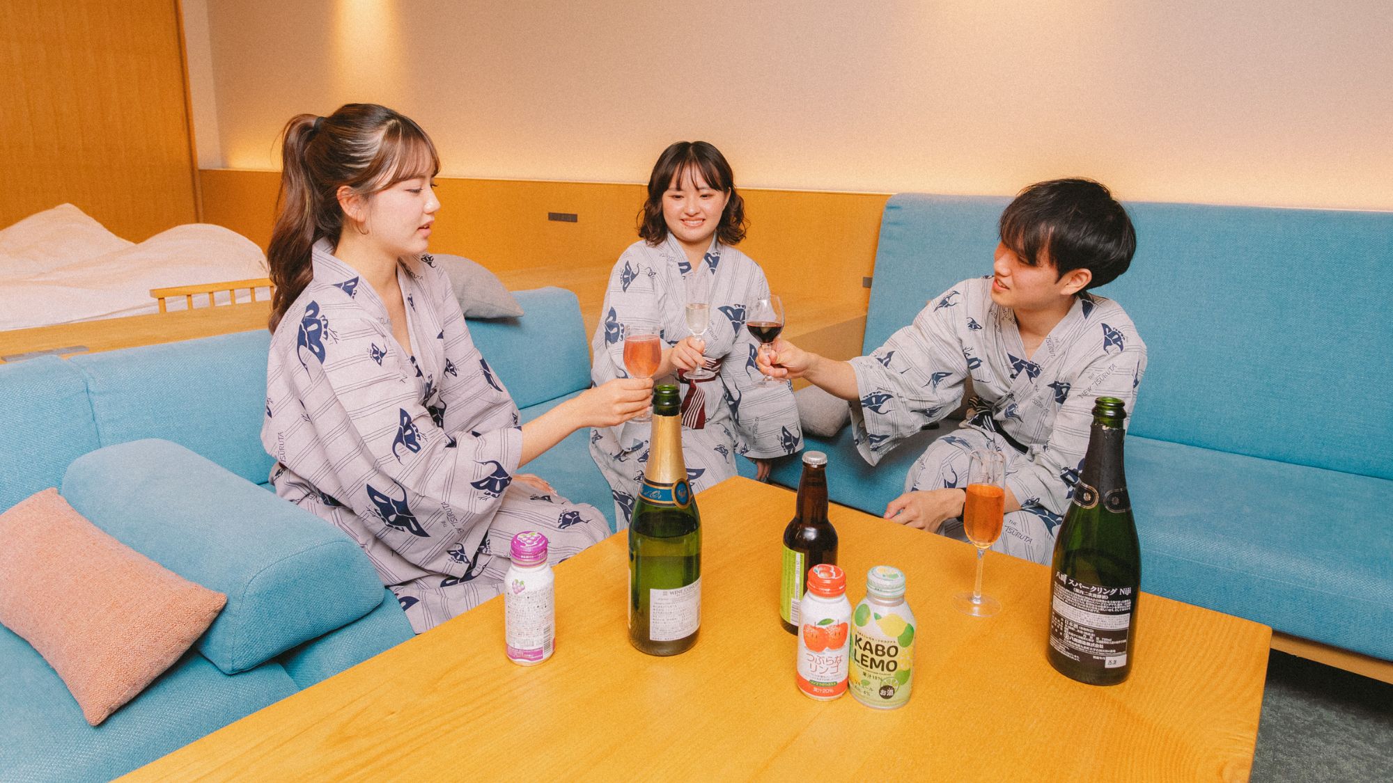 ◆過ごし方｜仲間と語らう、寛ぎのひととき（お飲み物はイメージです）