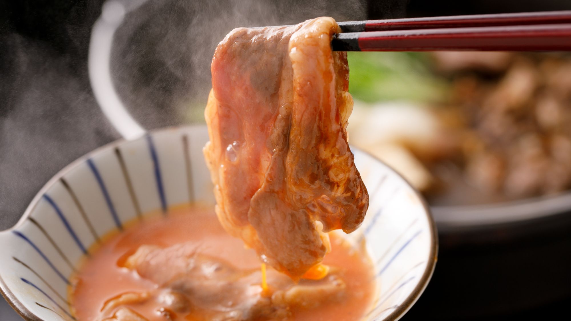 ◆夕食（和会席）｜アツアツのすき焼きに生卵をたっぷりと絡めてお召し上がりください