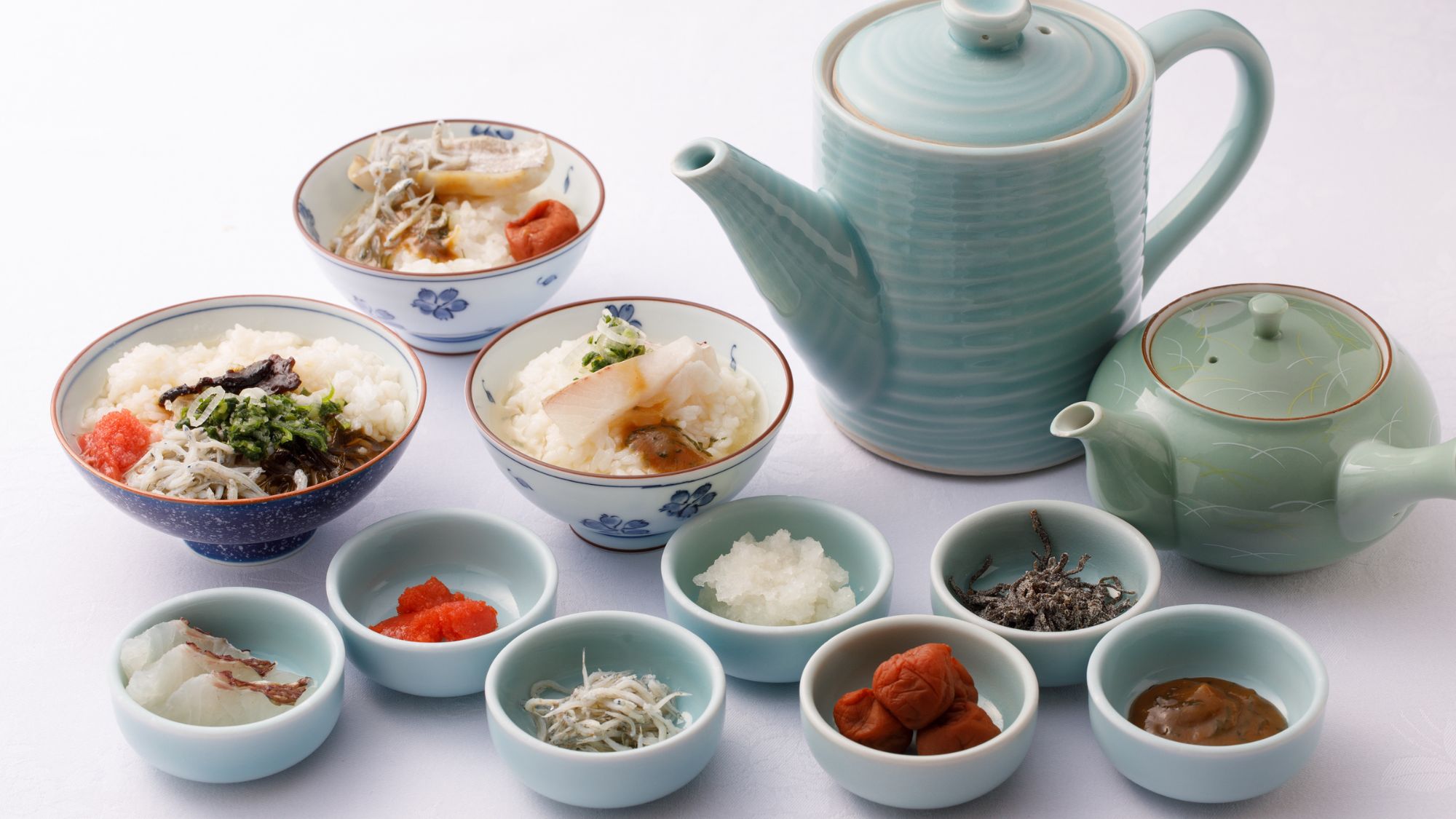 ◆朝食｜お好みのトッピングで愉しむ、だし茶漬け　