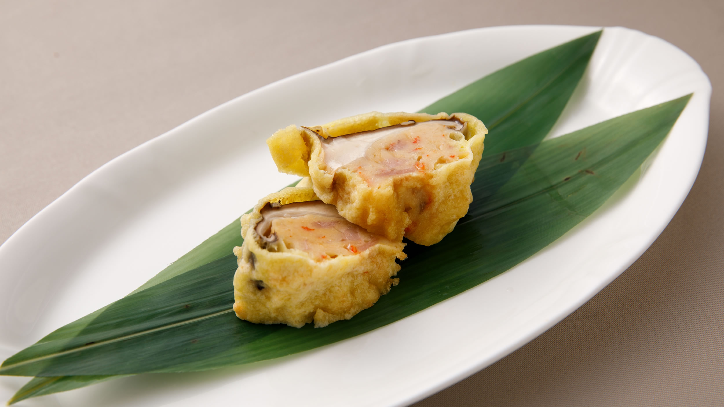 「おおいた尽くし洋風創作料理」プラン料理例：ステーキ椎茸とエビムースのベニエ