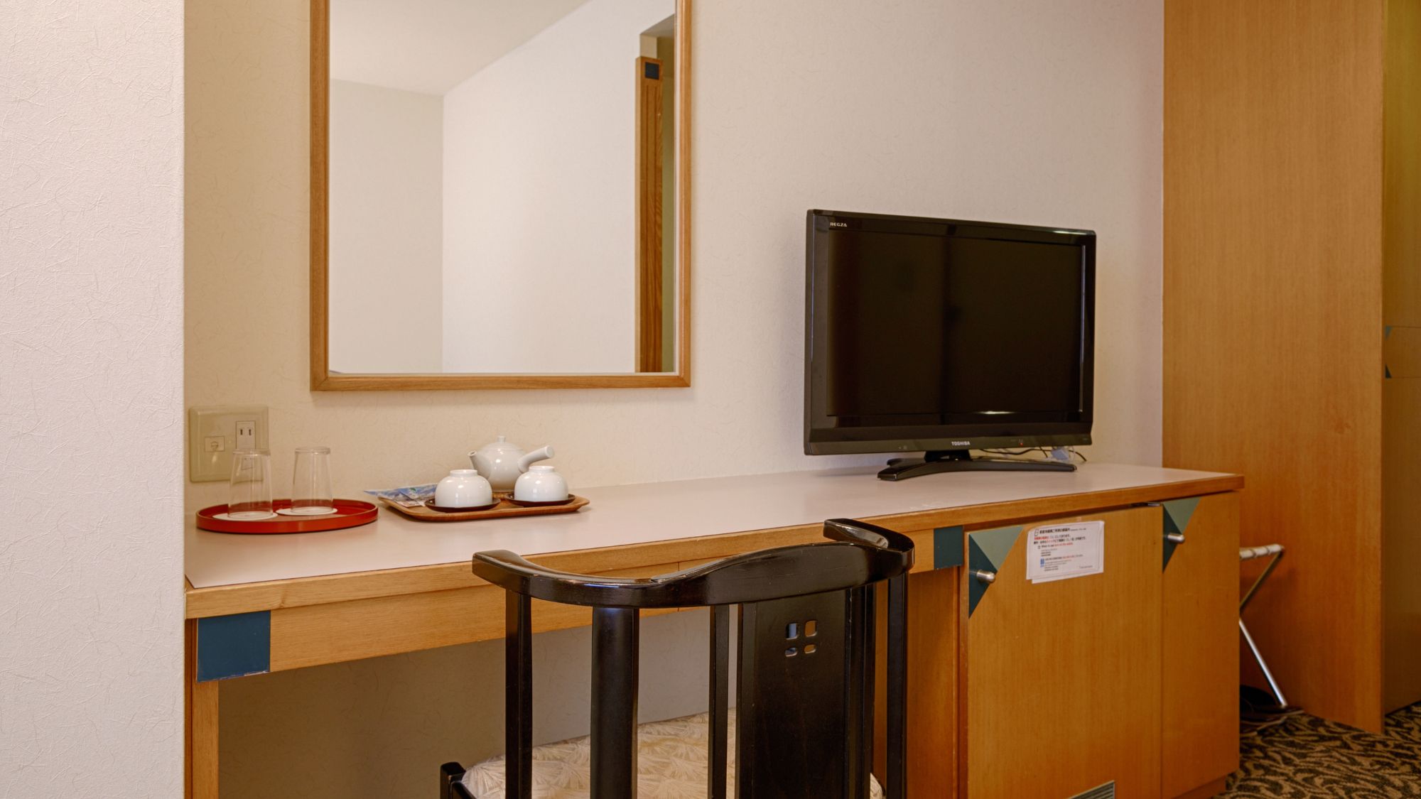 ◆洋室スタンダードツイン｜作業に便利なデスクもございます