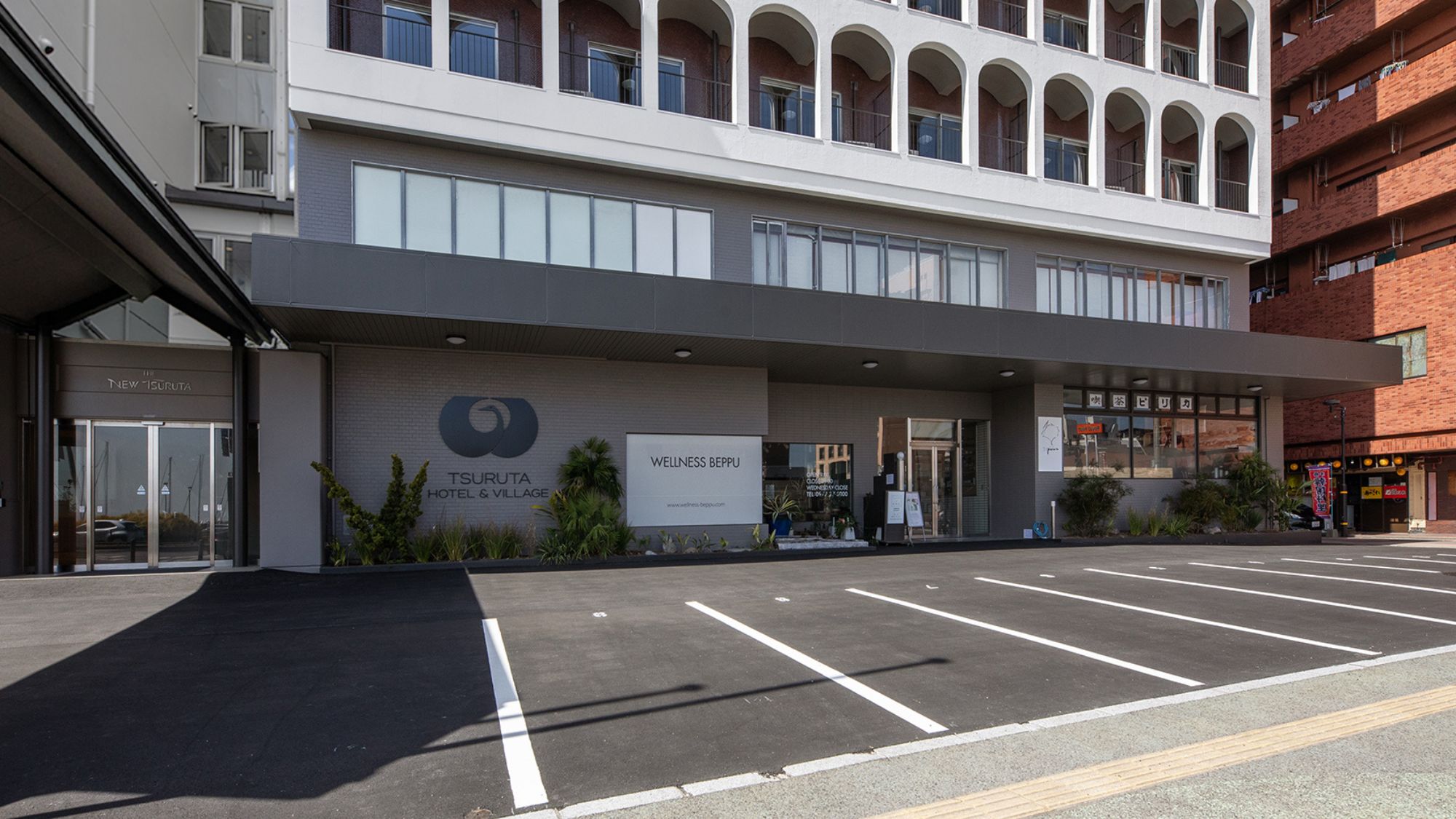 ◆駐車場｜ホテル真正面にも宿泊者専用駐車場がございます（有料）