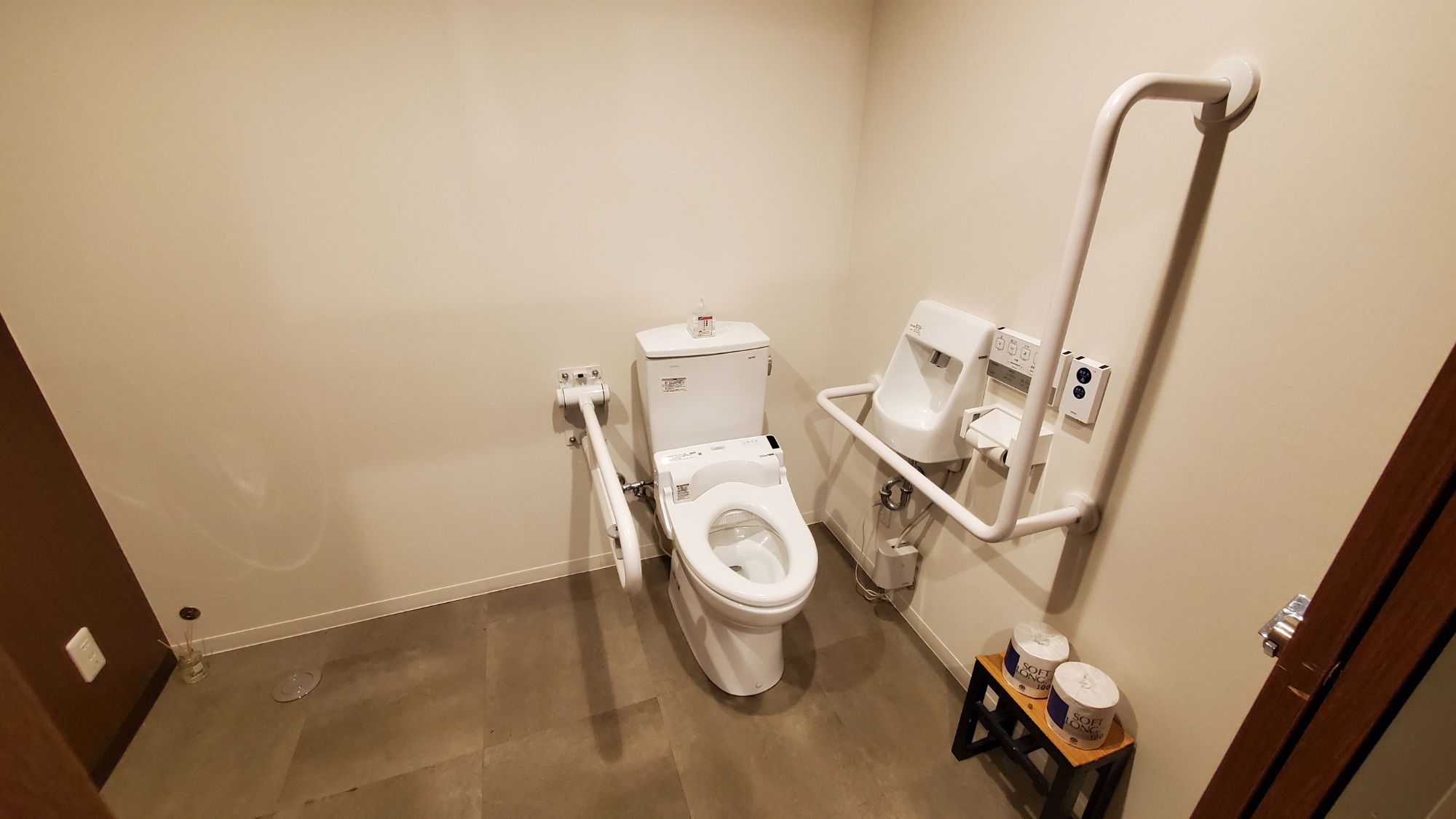 ◆館内施設｜1・2・8Fバリアフリートイレ