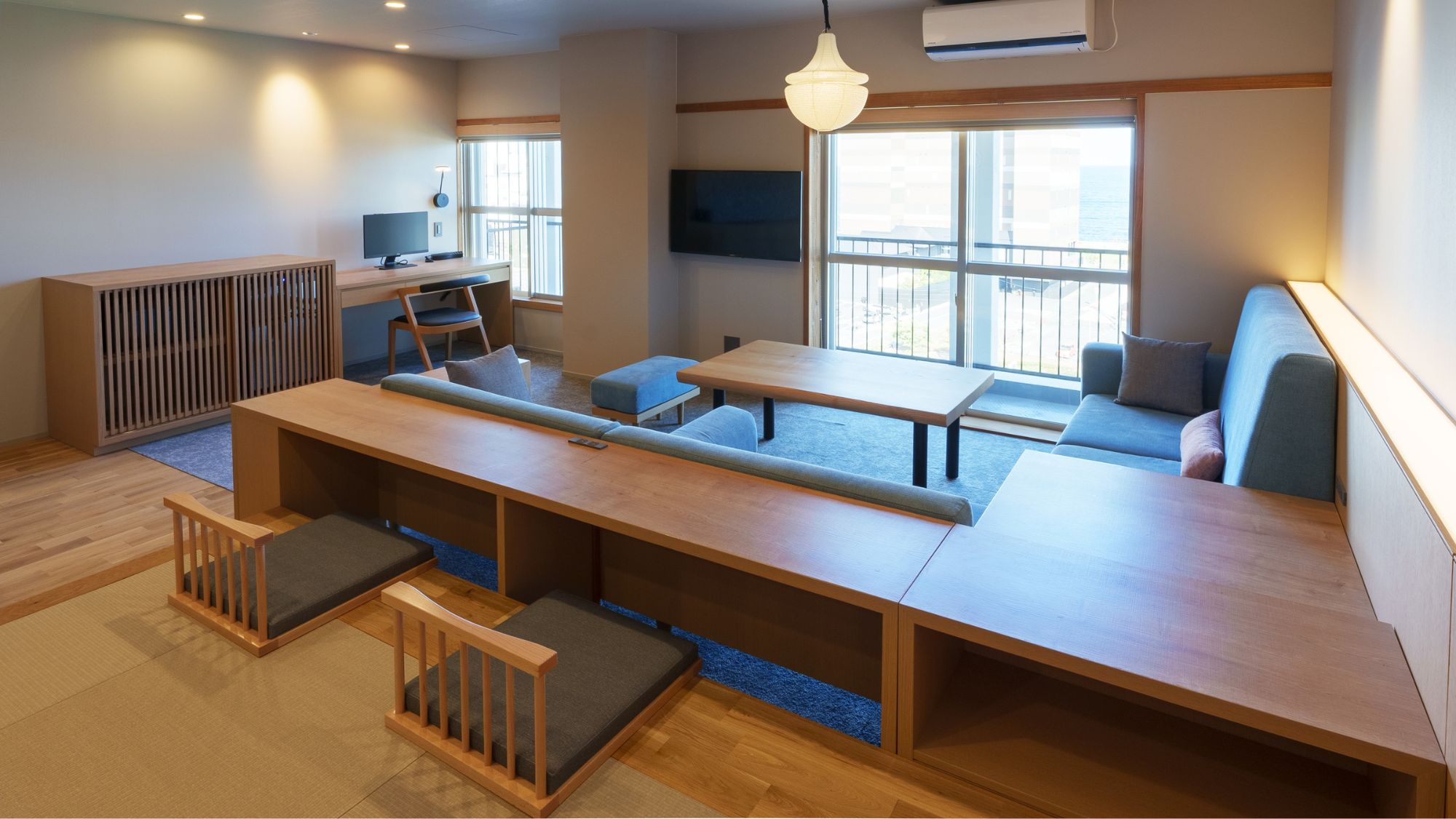 ◆プレミアム和モダン｜大きめなソファーとミニキッチン付きで長期滞在にもおすすめ