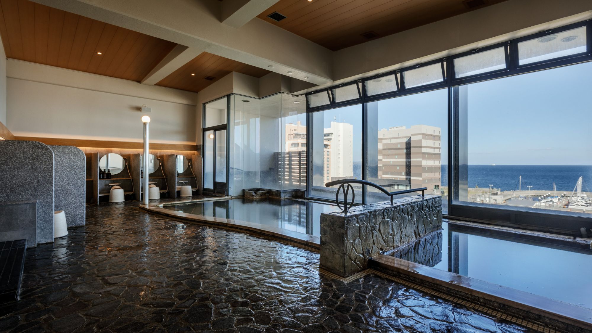 ◆二條泉｜展望大浴場（約60度の透明な炭酸水素塩泉・塩化物泉）