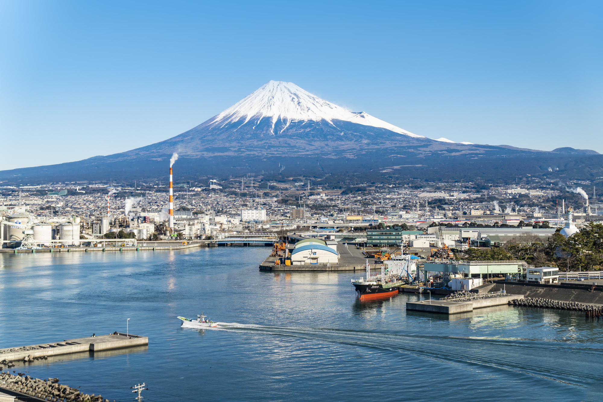 冬の快晴の日、静岡県の田子の浦港から富士市の工業地帯と富士山の眺め☆