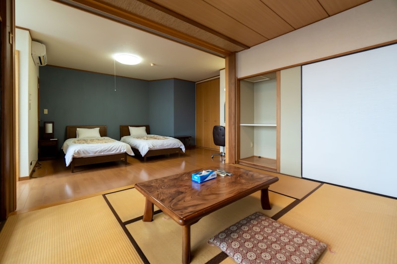 8部屋の内2部屋にベッドがあります