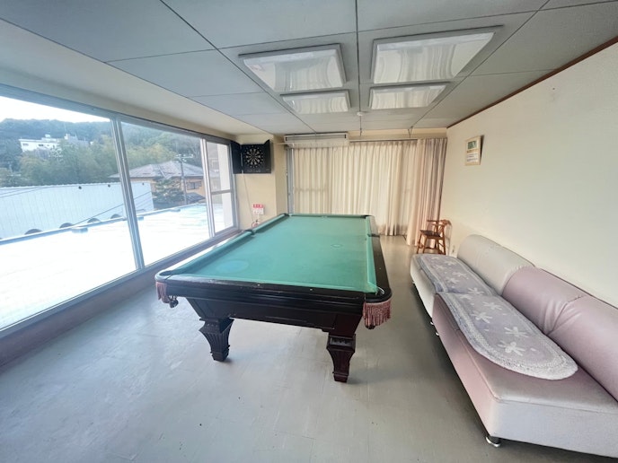 ビリヤードもお楽しみ頂けます(汚いですが)