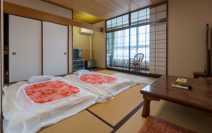 8部屋の内6部屋には布団を敷いて寝てください