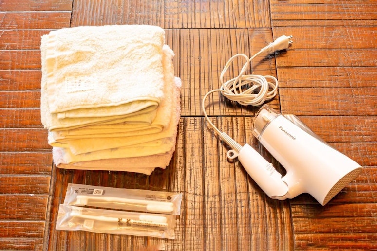 フェイスタオル、歯ブラシ、ヘアドライヤー