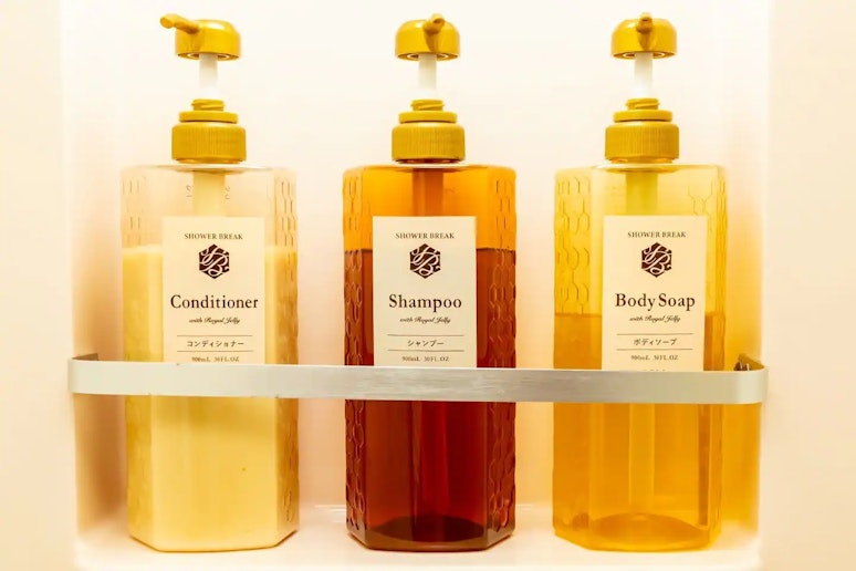 ログハウス内のシャワールーム シャンプー・コンディショナー・ボディーソープ