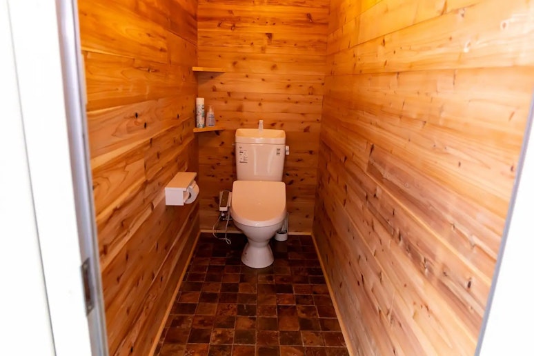 隣接するキャンプ場と共用のトイレ