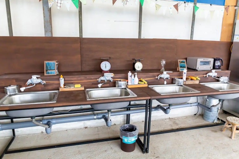 隣接するキャンプ場と共用です。