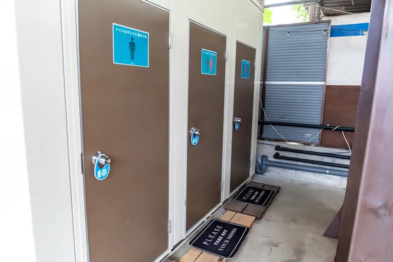 隣接するキャンプ場と共用のトイレ