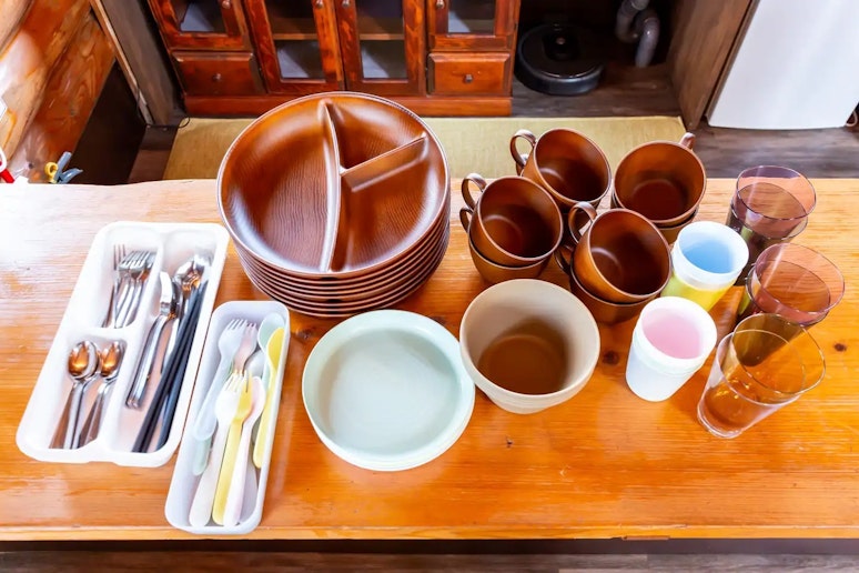 ログハウス内のカトラリー・食器類です。