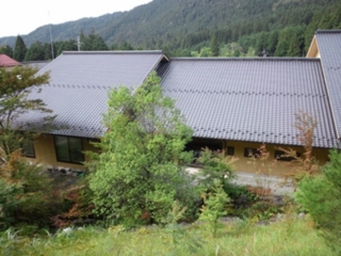 当館の裏山から見る新館と山々