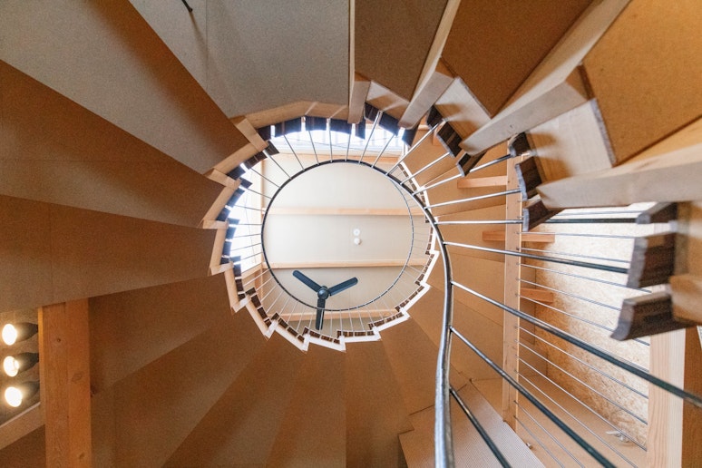 らせん階段と吹き抜け天井