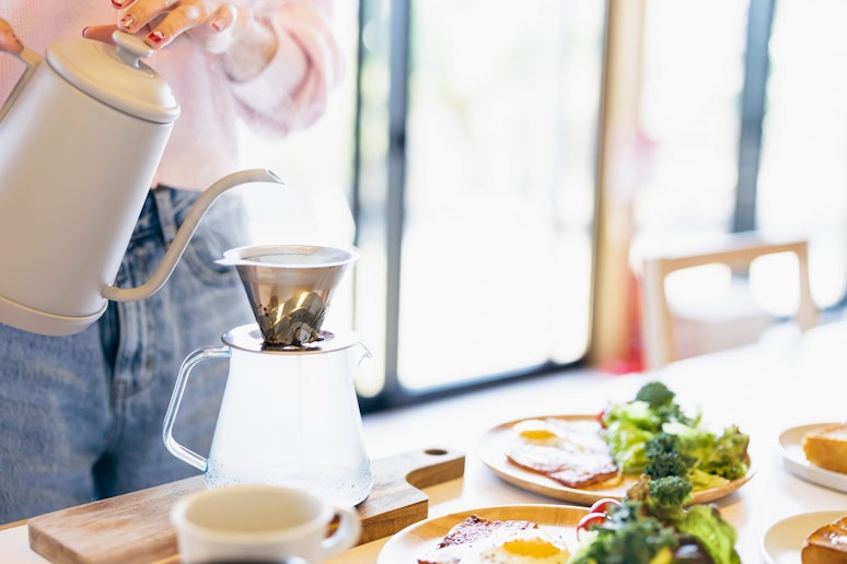 ウェルカムドリンクで紅茶やコーヒーをお楽しみください