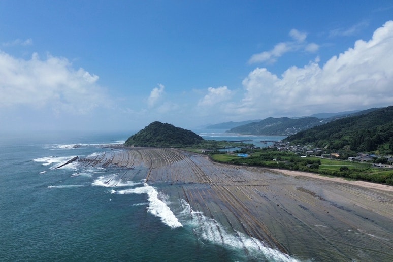 目の前の海岸には鬼の洗濯板が色がっています