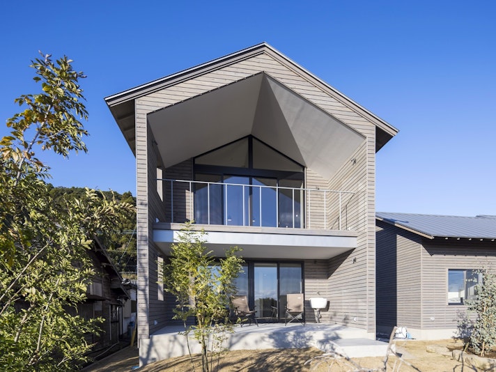 noiro２　グレーの板壁と大きな窓、スタイリッシュな建物です