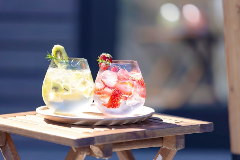 外のテラスで食事を楽しめます