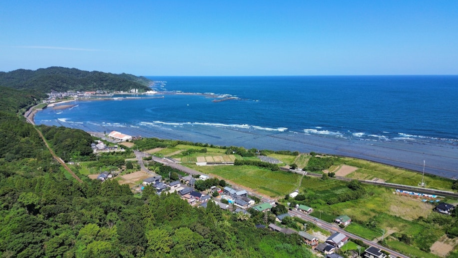 周辺はのどかな海沿いの景色が広がります