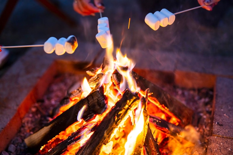 庭に焚火スペースがあり、２０時までは楽しむ事ができます。薪もご自由にお使いください。