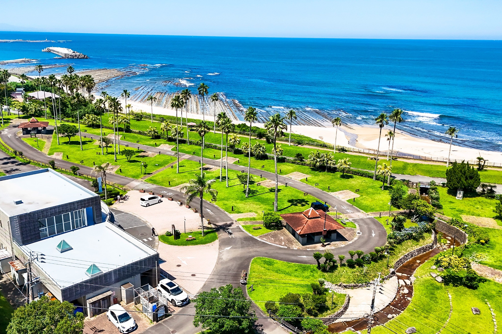 青島の白浜海岸が目の前。コテージ５棟、キャンプサイトを完備。