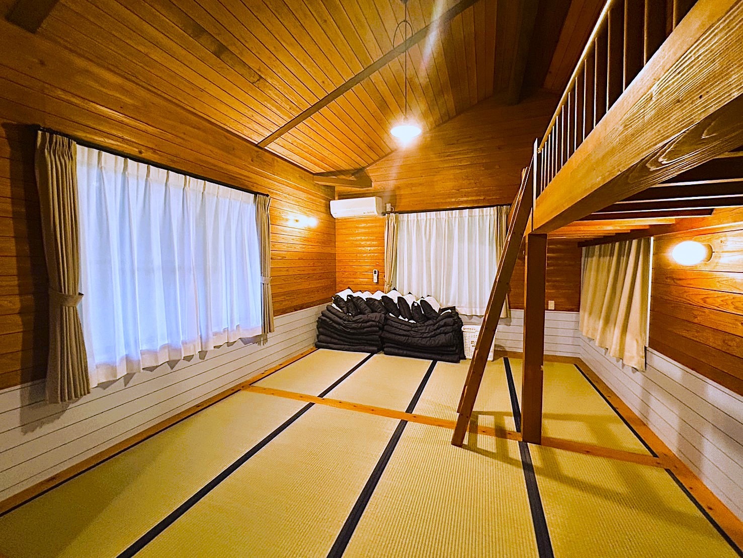 お布団のご用意人数分ございます。シーツをかけてご利用ください。