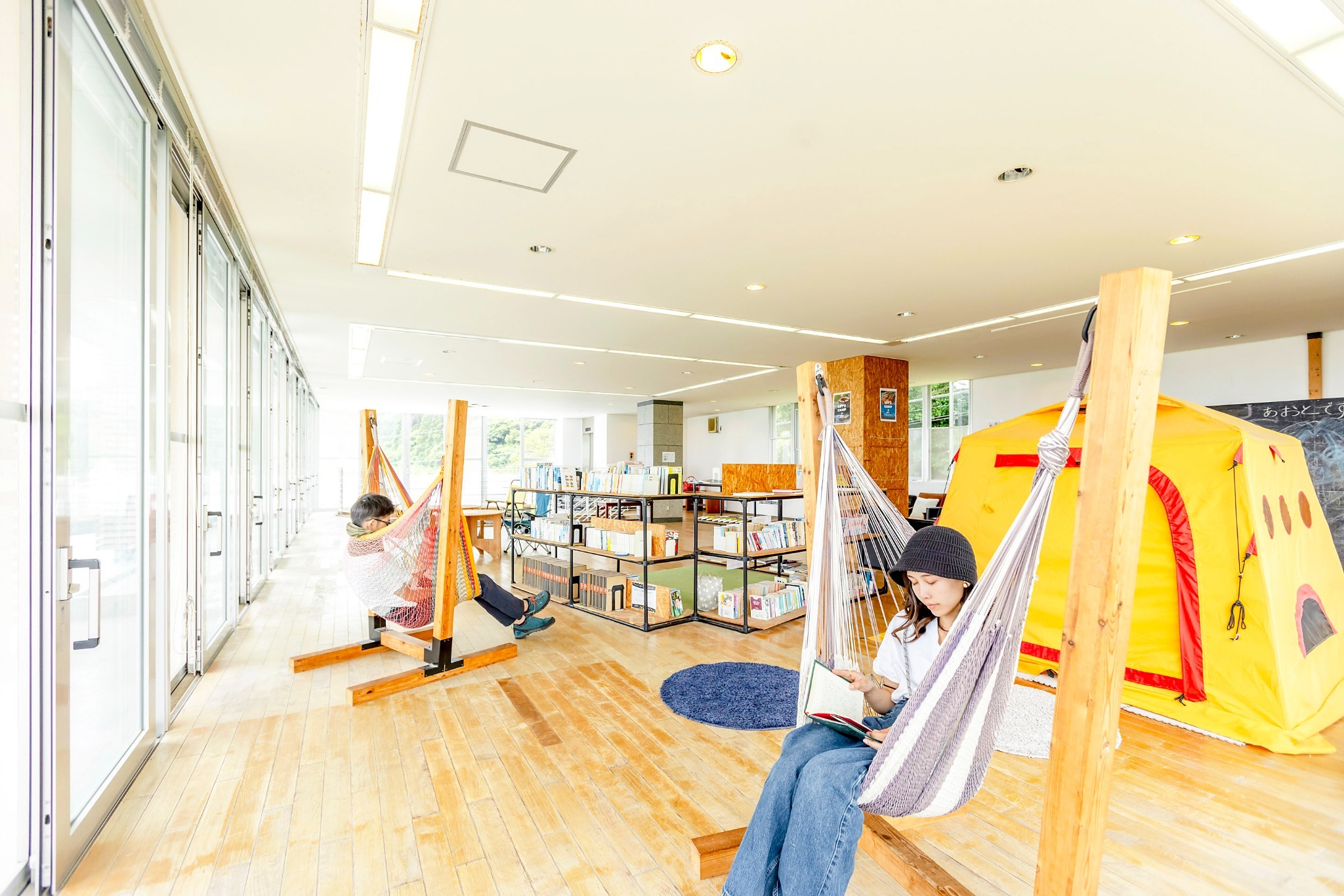 海辺の図書館でゆったり過ごせます