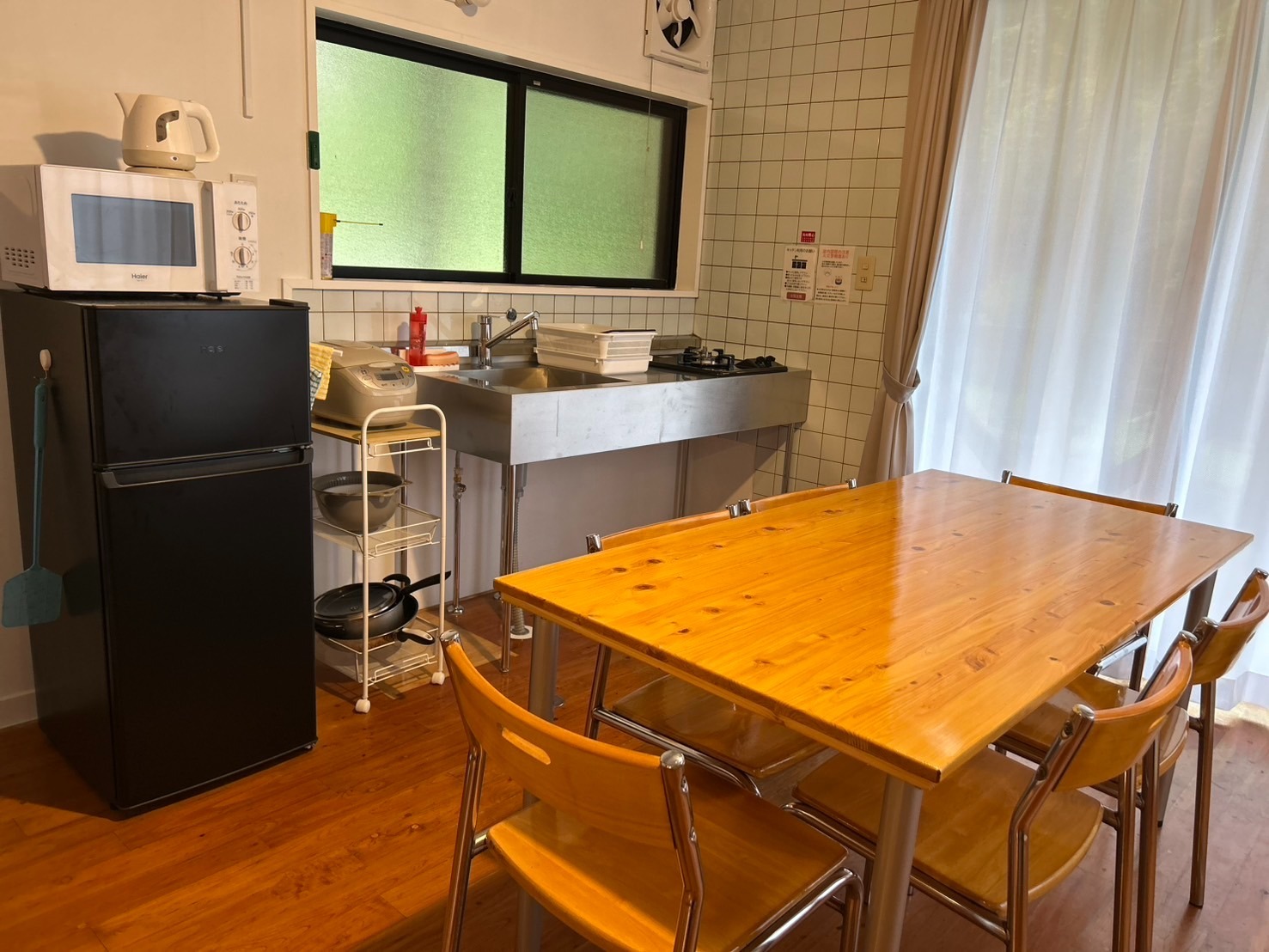 冷蔵庫や調理器具が一式備えつけられたリビングダイニング。