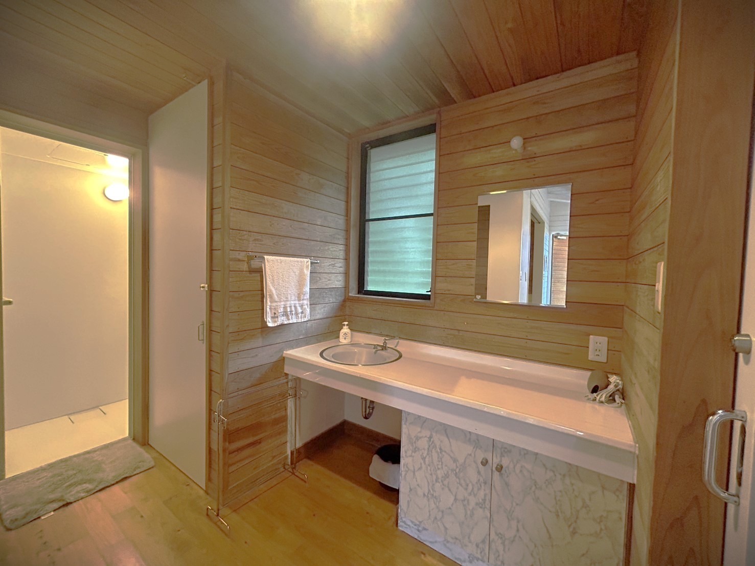 【お部屋】広めの洗面台です。シャワー・トイレあり。シャンプー・ボディーソープ・ドライヤーも設置...