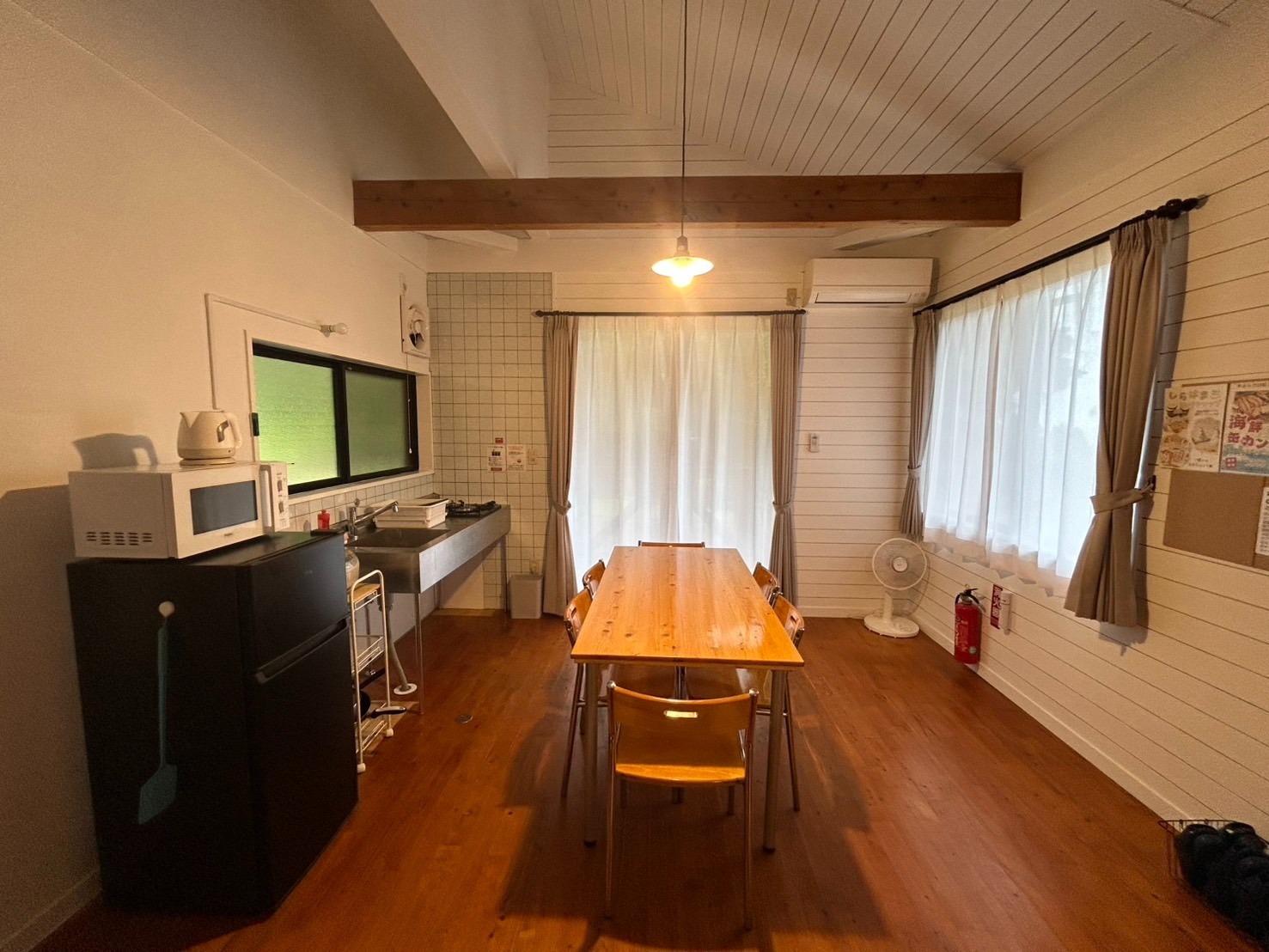 【お部屋】キッチンと冷蔵庫、炊飯器、調理器具がついています。食材を持ち込んで自炊できます。