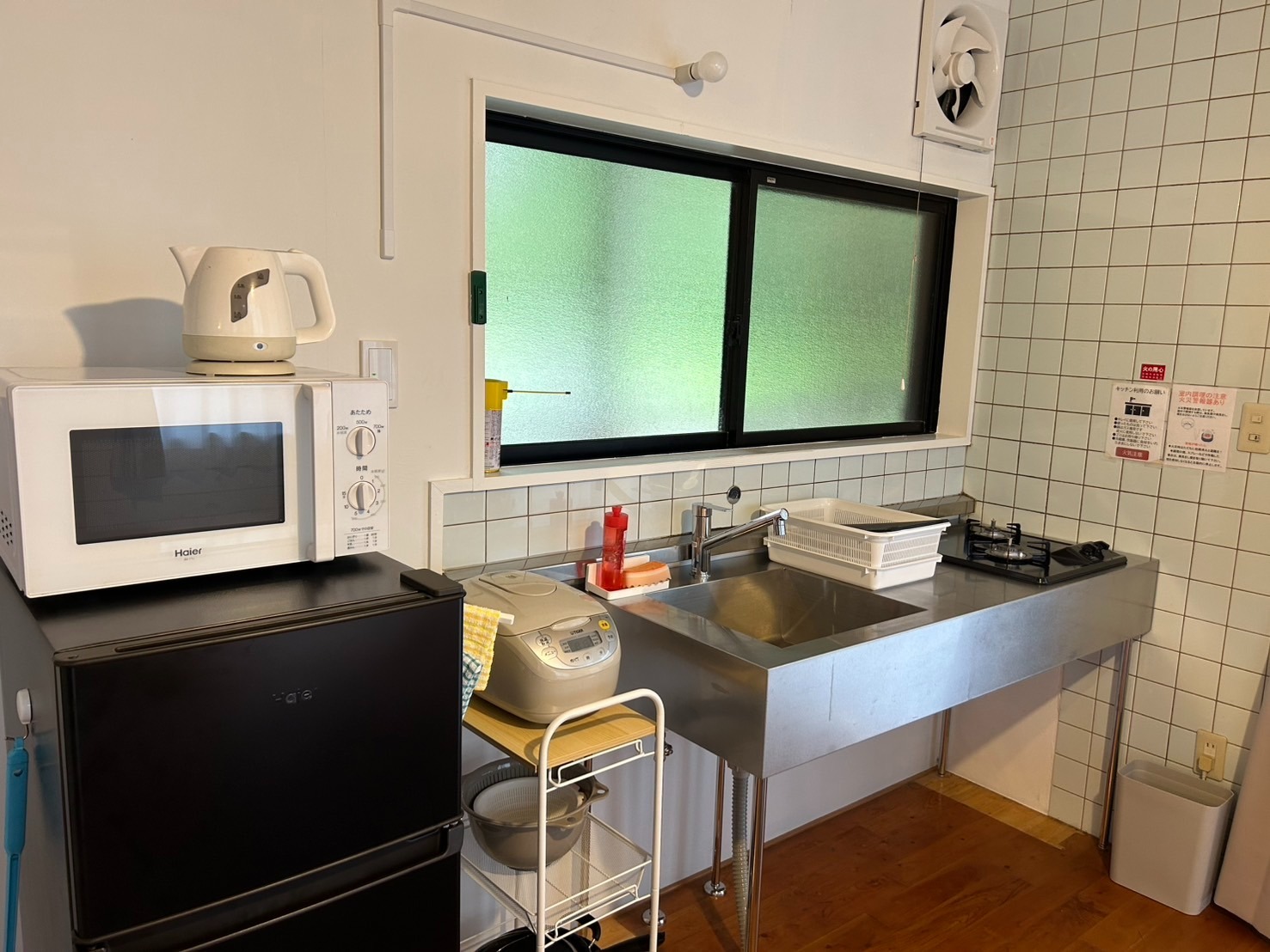 【改装済リニューアル】キッチンと冷蔵庫、炊飯器、調理器具がついています。食材を持ち込んで自炊で...