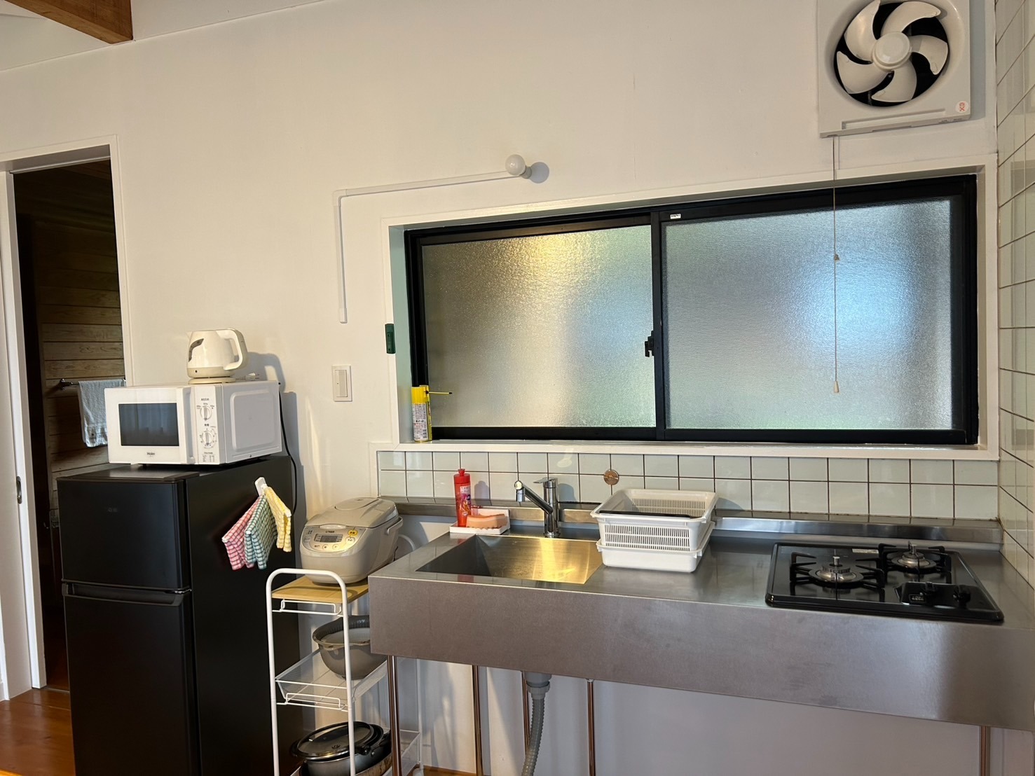 【キッチン】冷蔵庫、炊飯器、ひととりそろってます！食材を持ち込んで自由に料理して過ごそう♪