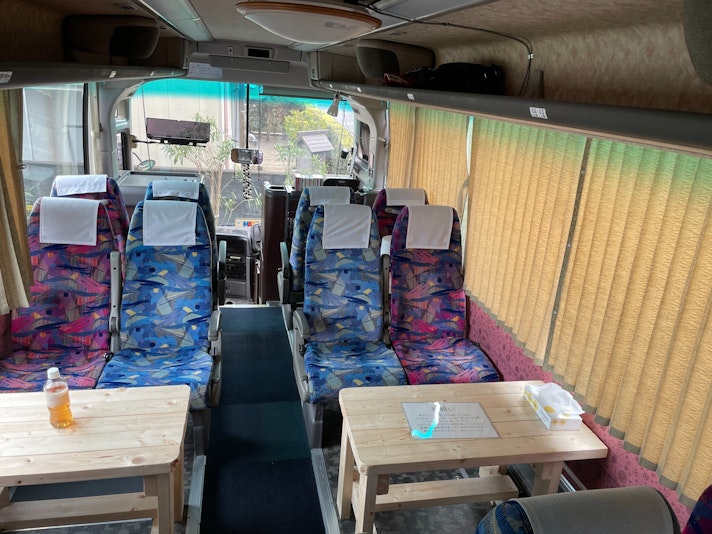 バス内部・テーブルとイス