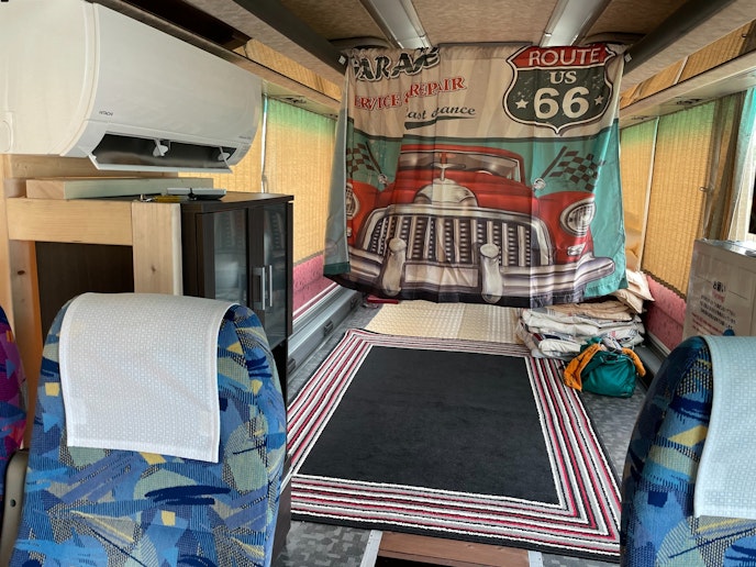 バス内部・奥は寝る場所になります