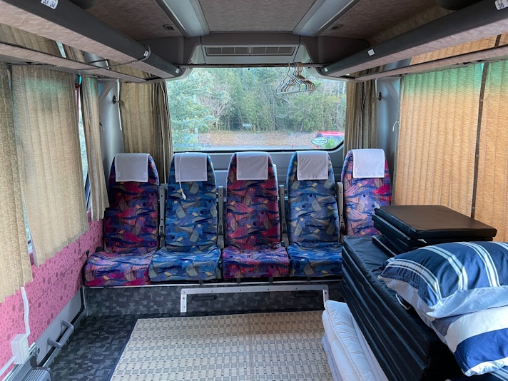 バス内部・奥は寝る場所になります