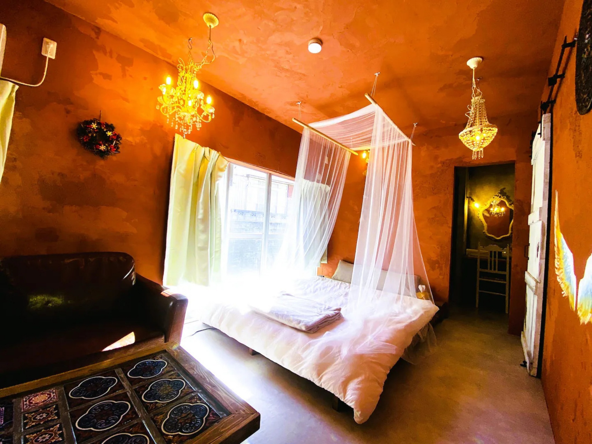 朝日が差し込むリビング