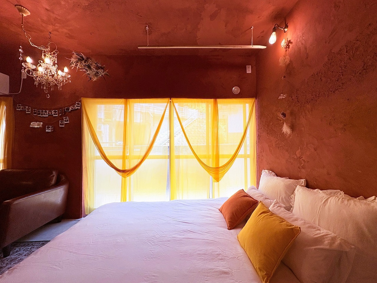 リビング内の広いベッド