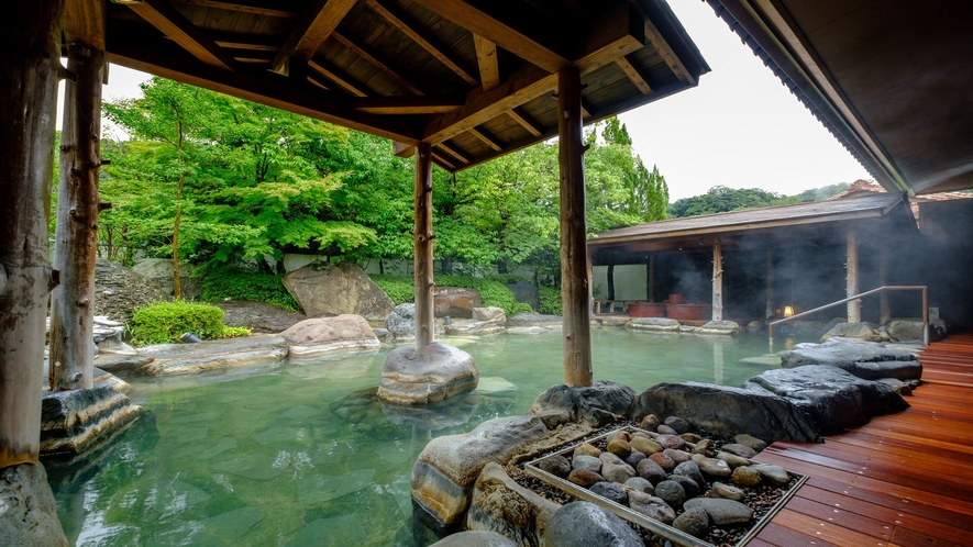 【庭の湯】心酔の湯：日本庭園を眺めながら、四季を楽しむひとときを